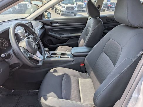 Used 2025 Nissan Altima 2.5 SV FWD image 12