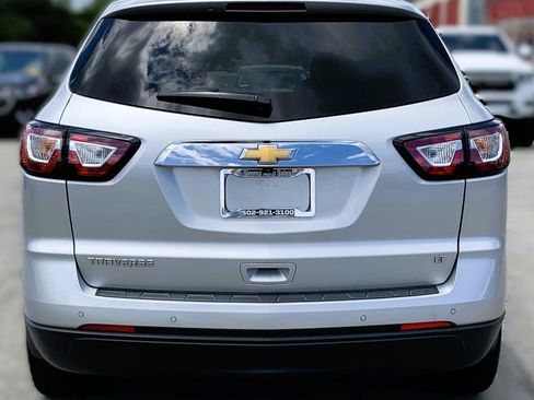 Used 2017 Chevrolet Traverse LT w/ Style and Technology Package FWD image 4