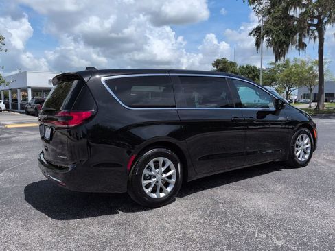 Used 2026 Chrysler Pacifica Limited FWD image 4