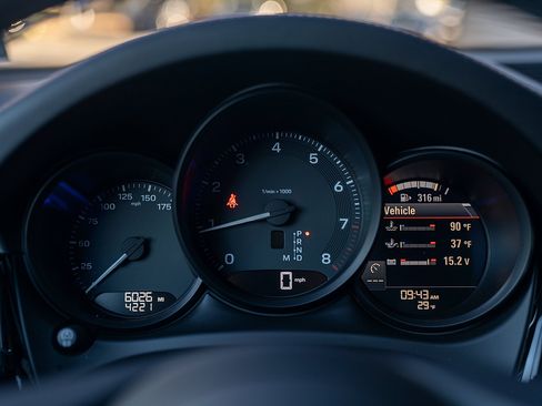 Used 2025 Porsche Macan image 9