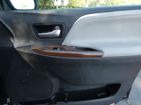 Used 2018 Toyota Sienna Limited image 32