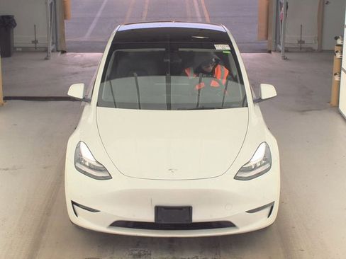 Used 2021 Tesla Model Y Long Range image 8