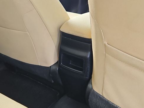 Used 2018 Toyota Corolla LE w/ Carpet Mat Package (TMS) FWD image 26