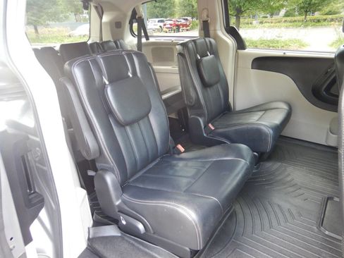 Used 2016 Chrysler Town & Country Touring w/ Driver Convenience Group FWD image 23