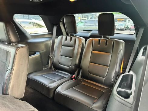 Used 2018 Ford Explorer XLT w/ Equipment Group 202A AWD/4WD image 11
