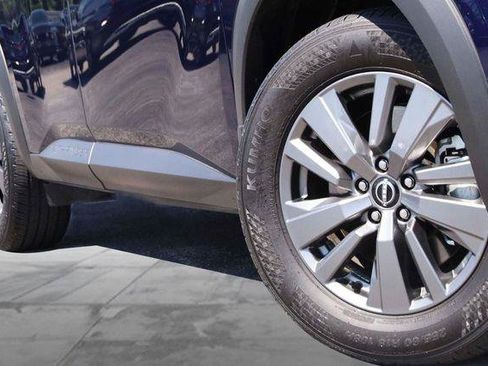 Used 2025 Nissan Pathfinder SV FWD image 3