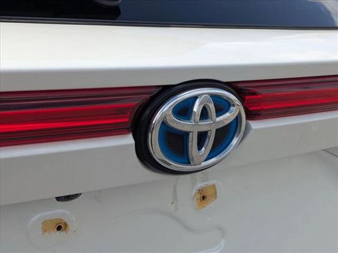 Used 2022 Toyota Venza LE image 30