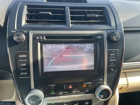 Used 2014 Toyota Camry L image 16