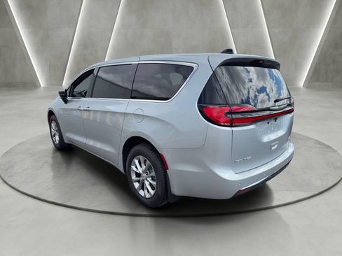 New 2026 Chrysler Pacifica Select AWD/4WD image 5