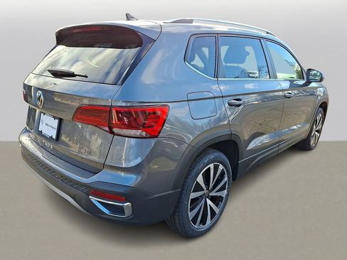 Used 2022 Volkswagen Taos SE w/ Panoramic Sunroof Package FWD image 4
