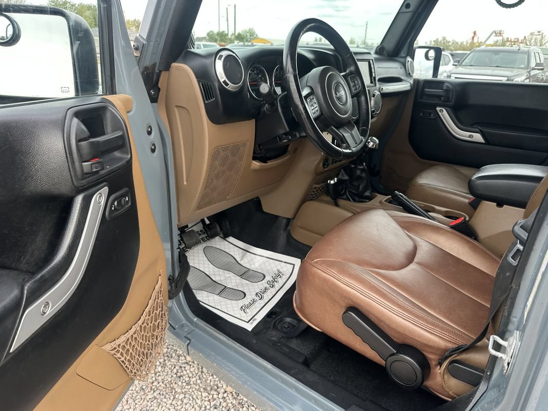 Used 2014 Jeep Wrangler Unlimited Sahara w/ Connectivity Group AWD/4WD image 37