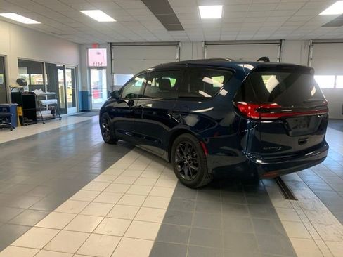 Used 2023 Chrysler Pacifica Touring-L w/ S Appearance Package FWD image 3