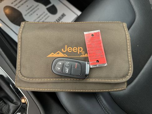 Used 2019 Jeep Cherokee Overland w/ Technology Group image 32