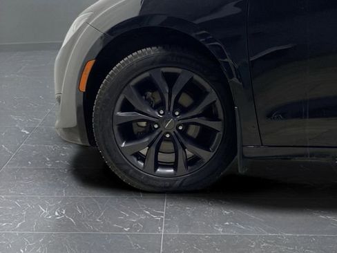 Used 2020 Chrysler Pacifica Touring-L Plus image 36