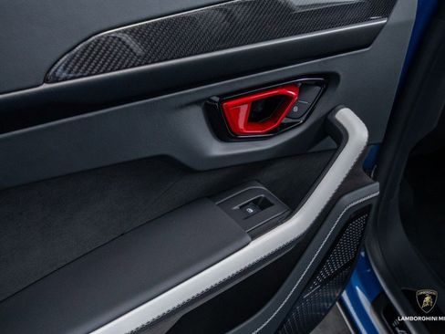 Used 2025 Lamborghini Urus SE image 70