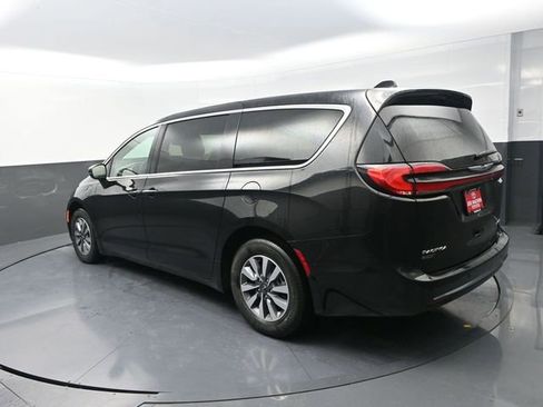 Used 2023 Chrysler Pacifica Touring-L FWD image 6