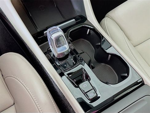 Used 2025 Volvo XC40 B5 Plus w/ Protection Package Premier image 22