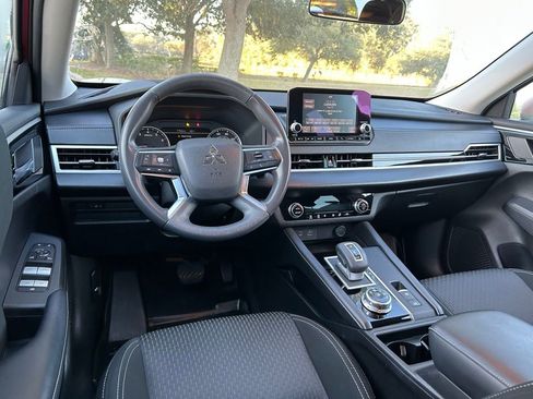 Used 2022 Mitsubishi Outlander ES image 12