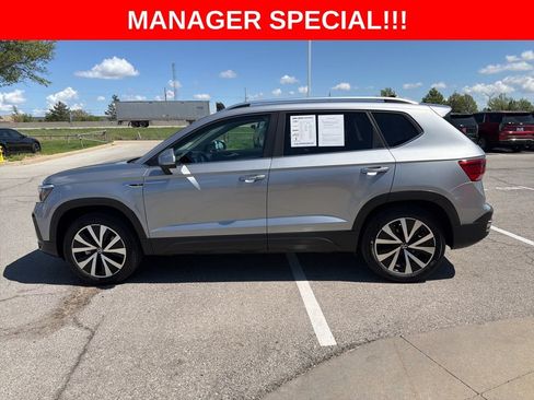 Used 2023 Volkswagen Taos SE w/ Panoramic Sunroof Package AWD/4WD image 6