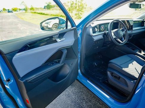 New 2025 Volkswagen Tiguan SE image 6