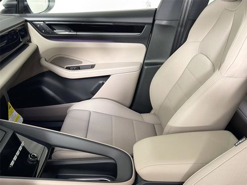 Certified 2026 Porsche Macan Electric RWD image 29