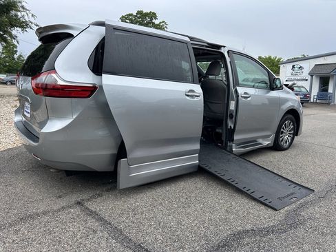 Used 2020 Toyota Sienna XLE Premium FWD image 2