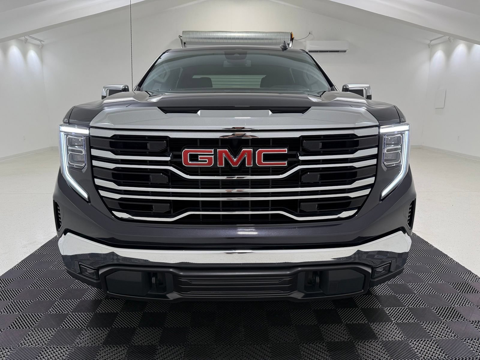 Used 2023 GMC Sierra 1500 SLT w/ SLT Premium Package AWD/4WD image 2