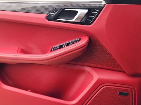 Used 2018 Porsche Macan Turbo image 22