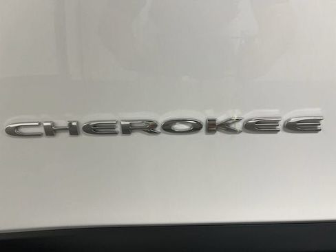 Used 2018 Jeep Cherokee Latitude w/ Safety Group AWD/4WD image 31