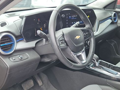 Used 2025 Chevrolet Trax LT w/ LT Convenience Package FWD image 13