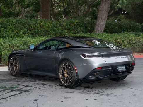 Used 2025 Aston Martin DB12 Coupe image 4