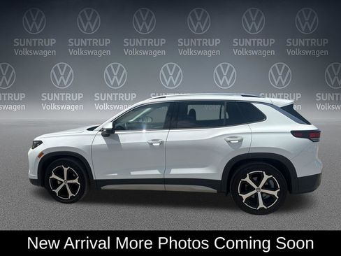 Used 2025 Volkswagen Tiguan SE w/ Panoramic Sunroof Package FWD image 3