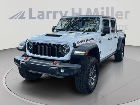 Used 2025 Jeep Gladiator Mojave w/ Convenience Group AWD/4WD image 1
