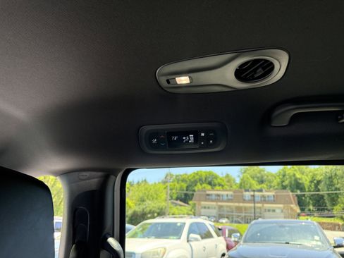 Used 2025 Chrysler Pacifica Select FWD image 17