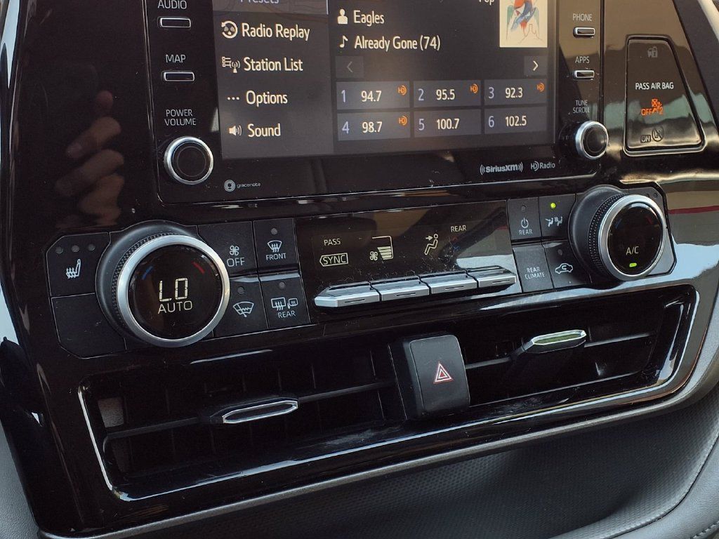 Used 2021 Toyota Highlander XLE FWD image 11
