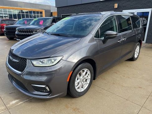 Certified 2023 Chrysler Pacifica Touring-L image 3