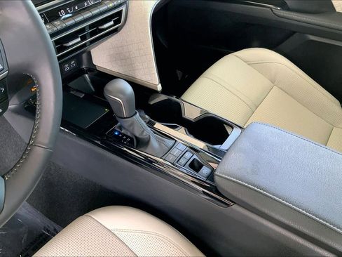 Used 2025 Toyota Camry XLE FWD image 17