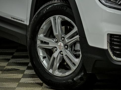 Used 2023 GMC Terrain SLE w/ Driver Convenience Package image 3