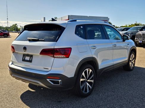 Used 2022 Volkswagen Taos SE FWD image 6