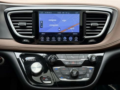 Used 2017 Chrysler Pacifica Limited image 59