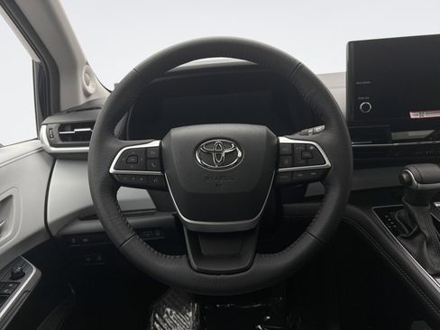 Used 2025 Toyota Sienna XLE AWD/4WD image 12