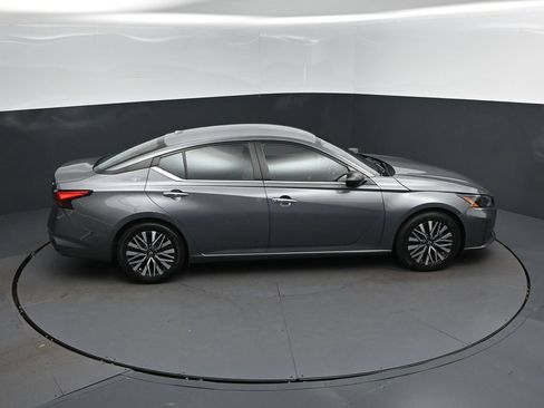 Used 2024 Nissan Altima 2.5 SV FWD image 35
