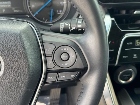 Used 2023 Toyota Venza XLE image 19
