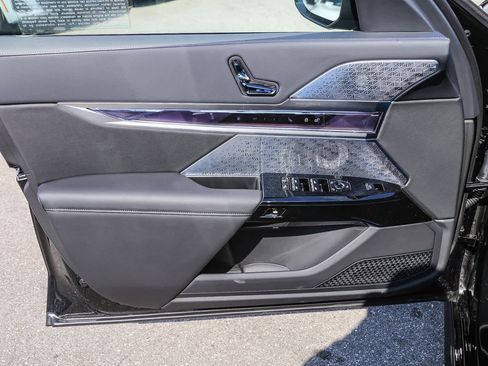 Used 2025 BMW 750e xDrive w/ Premium Package image 16