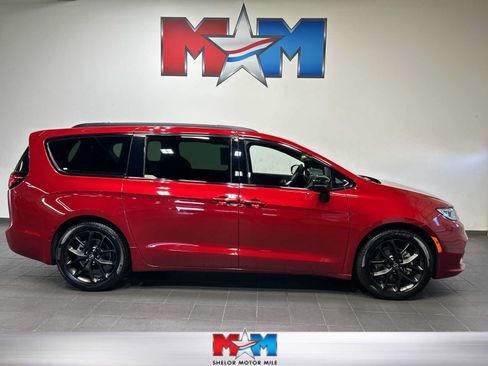 Used 2025 Chrysler Pacifica Limited FWD image 1