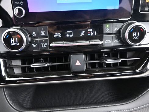 Used 2023 Toyota Highlander L image 30