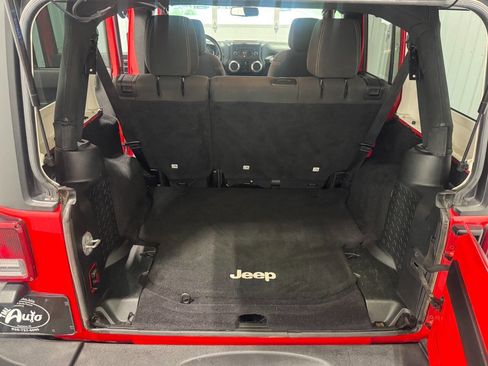 Used 2016 Jeep Wrangler Unlimited Rubicon w/ Connectivity Group image 14