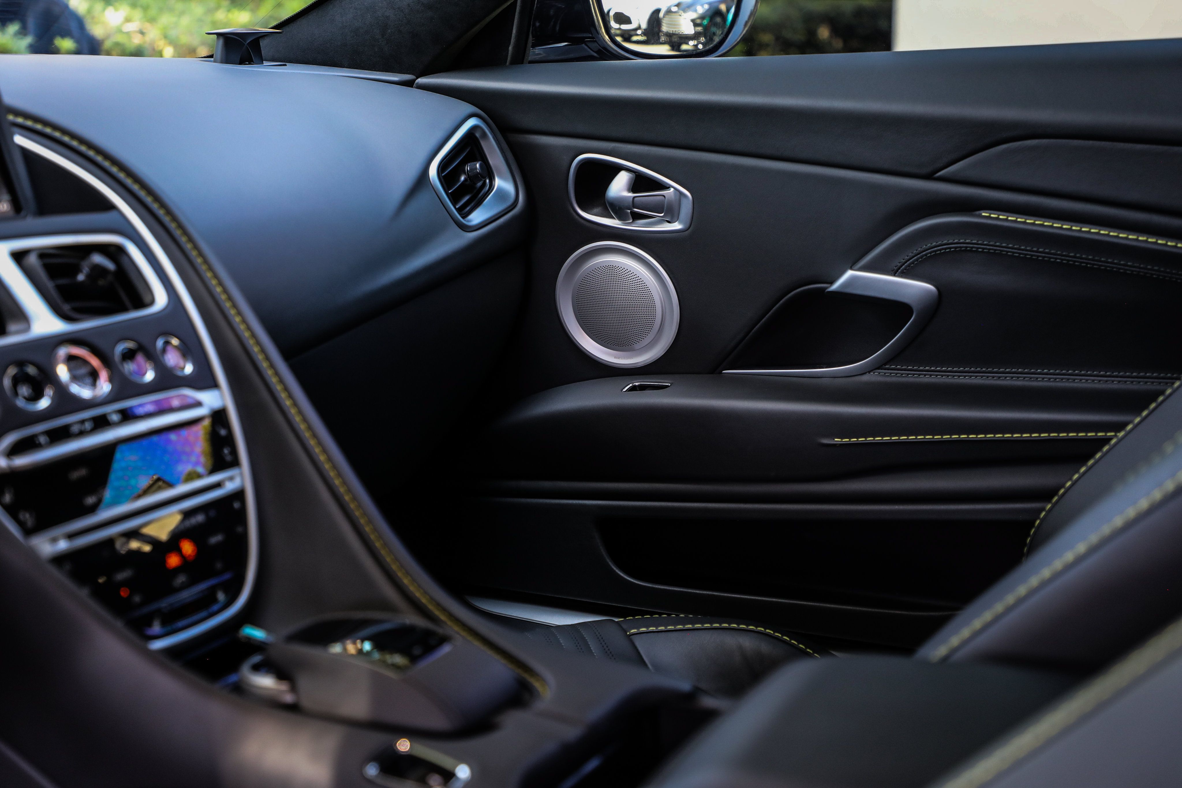 Used 2022 Aston Martin DB11 Coupe RWD image 16