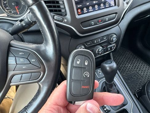 Used 2021 Jeep Cherokee Trailhawk AWD/4WD image 15