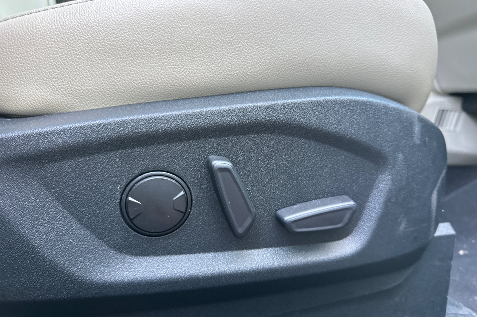 Used 2020 Ford Edge Titanium FWD image 22